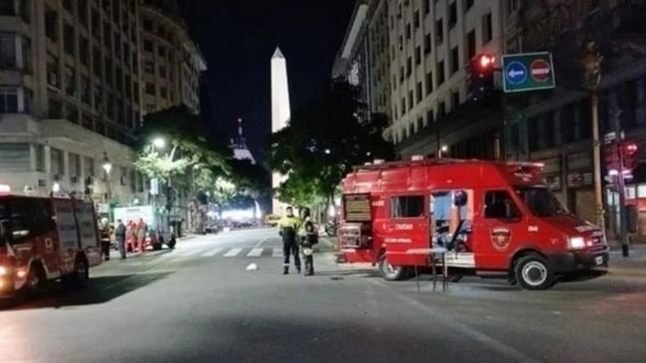 Tensión en el Microcentro: se incendió el hotel HR Luxor y evacuaron a más de 100 huéspedes
