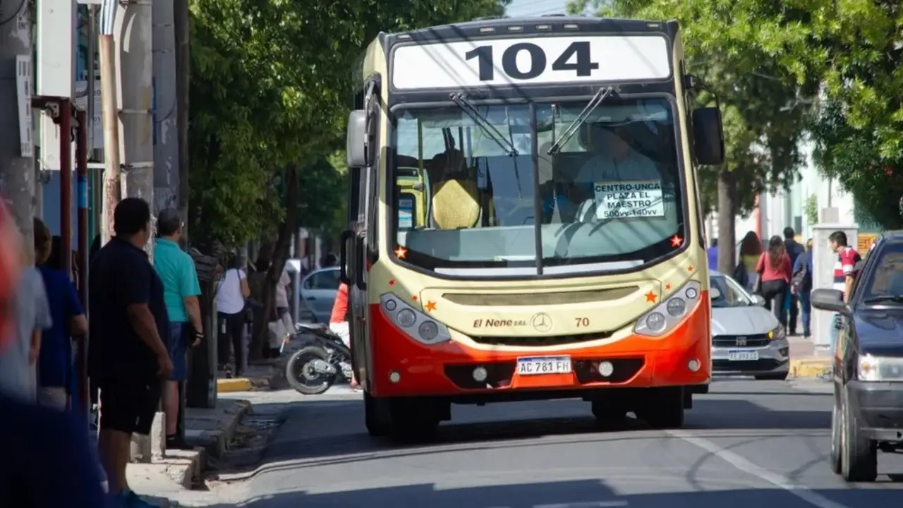 Choferes de Catamarca de paro por tiempo indeterminado por sueldos impagos: "Es muy triste"