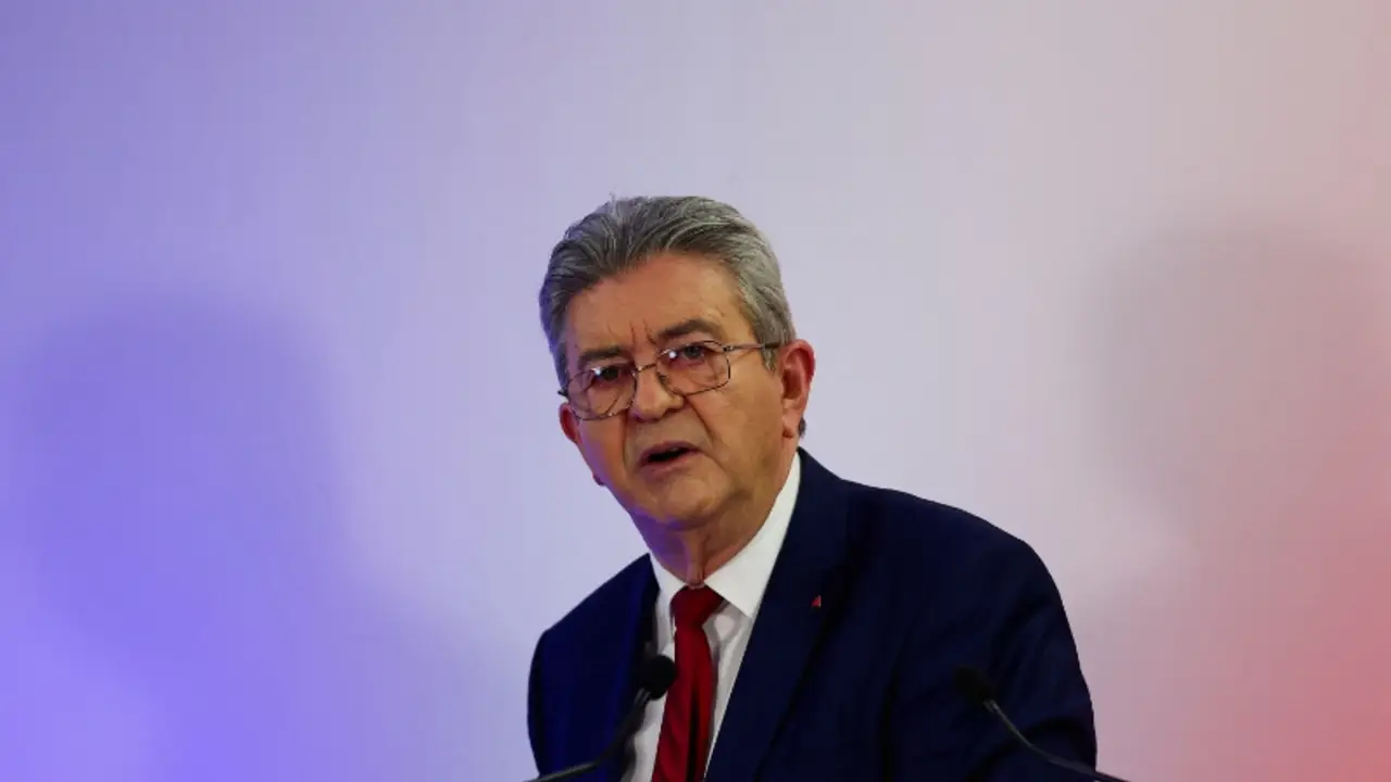 Político francés de extrema izquierda Mélenchon dice que se presentará a presidenciales de 2027