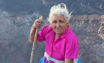 Tiene 72 años y subió descalza uno de los volcanes más imponentes de El Salvador  | Virales
