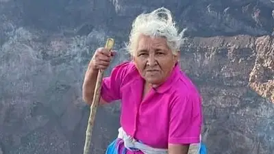 La abuela Reina sube volcán descalza. La abuela Reina sube volcán descalza.