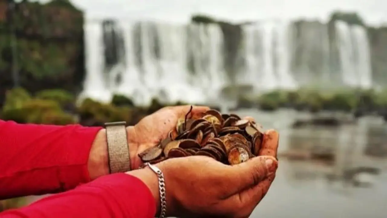 El detrás del inofensivo acto de tirar monedas al agua para pedir deseos: expertos advierten el impacto en el ambiente
