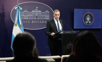 Adorni evitó negar de manera directa que no hay sobresueldos en el Gobierno | Casa rosada 