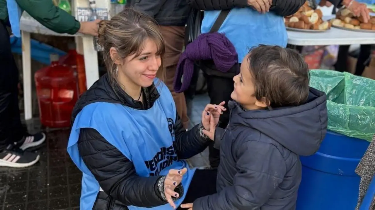 Hacen 250 raciones, pero no alcanza: la nueva postal del hambre en Caballito