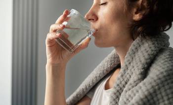 Los 5 beneficios de beber agua en ayunas, según la BBC | Salud