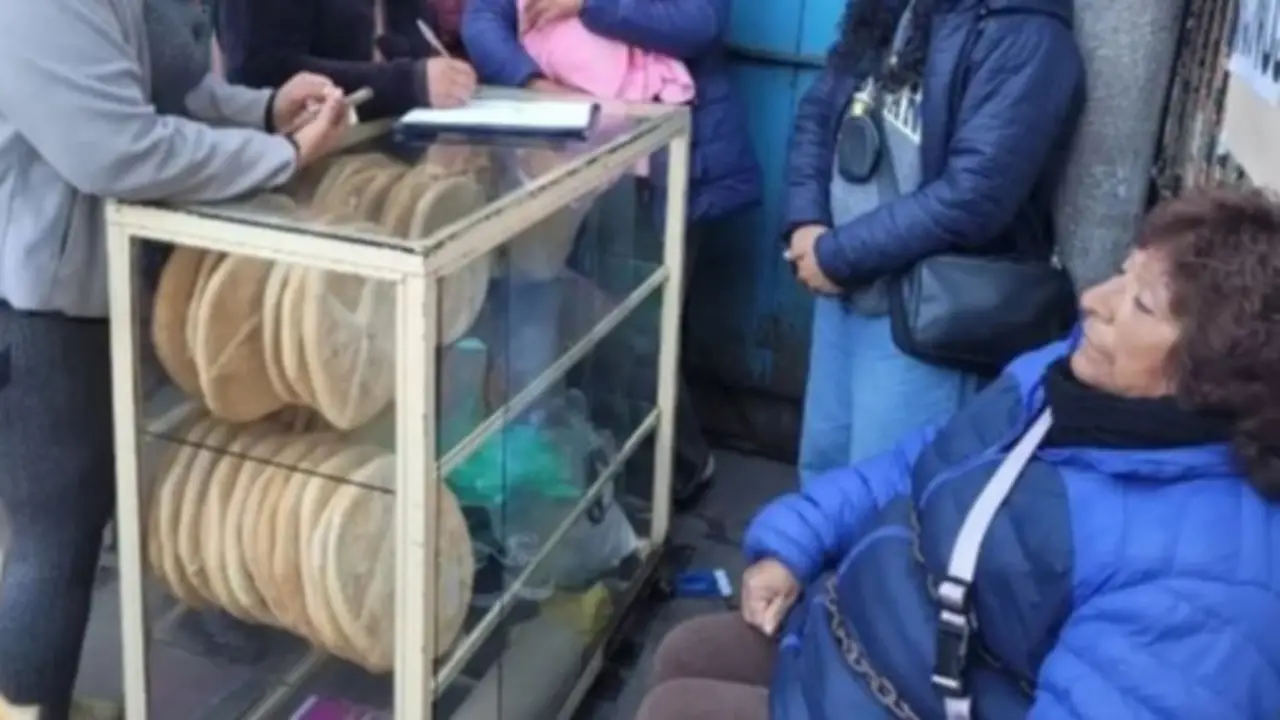 Con un balde que hace de silla y un cartel con el que defiende su único "sustento" de vida, Angélica resiste. (Foto: Alto Comedero Informa). 