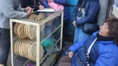 Con un balde que hace de silla y un cartel con el que defiende su único "sustento" de vida, Angélica resiste. (Foto: Alto Comedero Informa). Con un balde que hace de silla y un cartel con el que defiende su único "sustento" de vida, Angélica resiste. (Foto: Alto Comedero Informa).