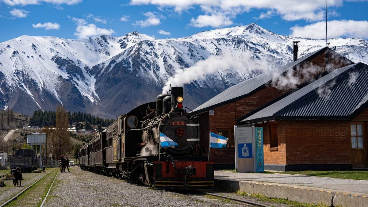 Dónde queda el tren a vapor que recorre paisajes únicos y atrae turistas de todo el mundo