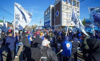 Paro total de petroleros en Santa Cruz: denuncian despidos en medio de la conciliación | Medida de fuerza
