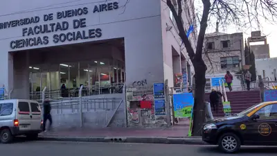 Acoso en la UBA: suspendieron a un estudiante de 26 años denunciado y lo sacaron a la fuerza Acoso en la UBA: suspendieron a un estudiante de 26 años denunciado y lo sacaron a la fuerza