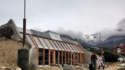 La casa hecha con basura que construyó un hombre en Ushuaia: los secretos de que genere su propia energía La casa hecha con basura que construyó un hombre en Ushuaia: los secretos de que genere su propia energía