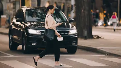 Persona cruzando la calle. Persona cruzando la calle.