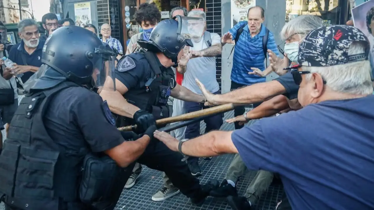La escena que se repite cada miércoles en las afueras del Congreso nacional contra el ajuste del presidente Javier Milei.