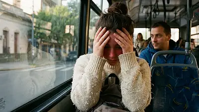 Cuál es el truco para sacar las pelusas de los sueter. Cuál es el truco para sacar las pelusas de los sueter.