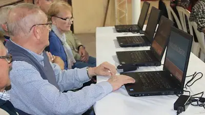Jubilados usando computadoras Jubilados usando computadoras