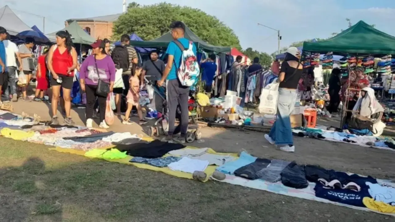 Familias intercambian productos de primera necesidad como harina, azúcar o fideos, por prendas de vestir o calzado. (Foto: Jujuy al Momento). 