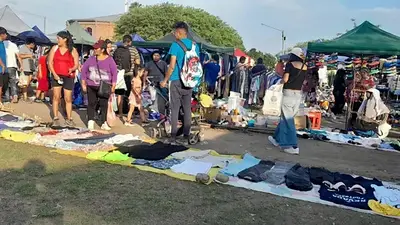 Familias intercambian productos de primera necesidad como harina, azúcar o fideos, por prendas de vestir o calzado. (Foto: Jujuy al Momento). Familias intercambian productos de primera necesidad como harina, azúcar o fideos, por prendas de vestir o calzado. (Foto: Jujuy al Momento).