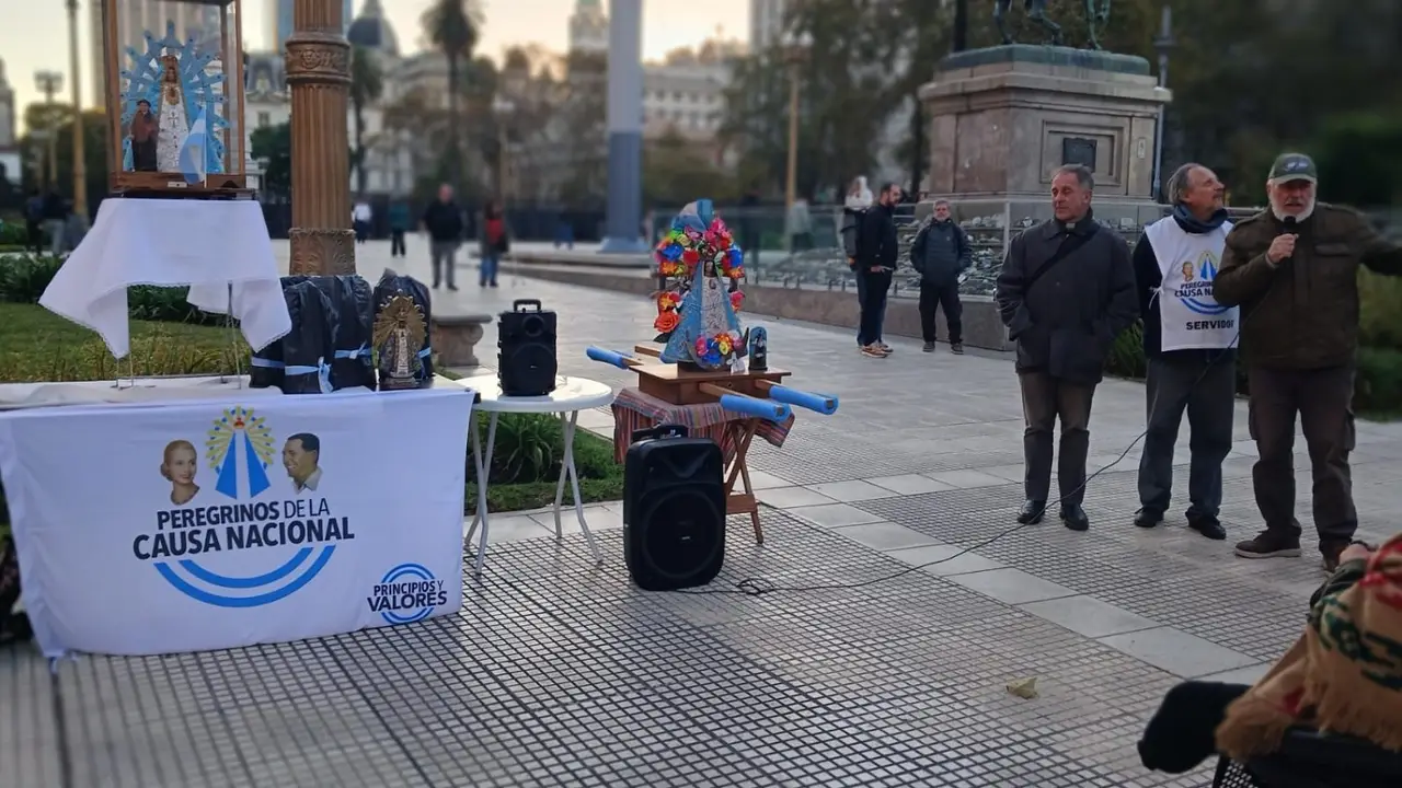 La Polícia de Ciudad intentó desalojar a curas que rezaban afuera de Casa Rosada