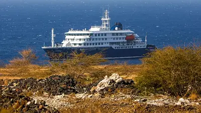 El crucero de expedición transportaba a 149 pasajeros de 23 nacionalidades, entre ellos un ciudadano argentino. El crucero de expedición transportaba a 149 pasajeros de 23 nacionalidades, entre ellos un ciudadano argentino.