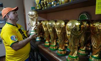 Un artesano de Río crea trofeos de la Copa Mundial con la esperanza de que Brasil consiga uno de verdad | Mundial