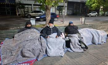Perdió el trabajo y vive en una plaza de Rosario:  "A la noche viene el frío y el peligro" | Crisis económica