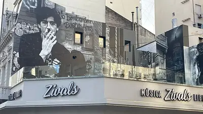 Cómo es el mural de Charly García en Zivals. Cómo es el mural de Charly García en Zivals.