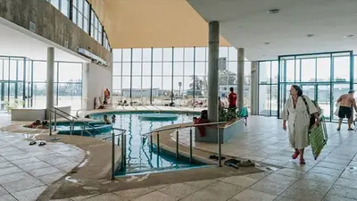 Es la capital de las tortitas negras y tiene unas de las termas terapéuticas más famosas: la escapada ideal para jubilados Es la capital de las tortitas negras y tiene unas de las termas terapéuticas más famosas: la escapada ideal para jubilados
