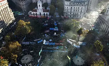 Una Plaza repleta le pidió a Milei que no mate el sueño de "mi hijo el dotor" | Marcha federal universitaria