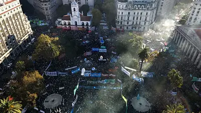 Una Plaza repleta le pidió a Milei que no mate el sueño de "mi hijo el dotor" Una Plaza repleta le pidió a Milei que no mate el sueño de "mi hijo el dotor"