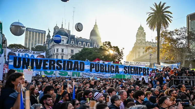 Con la exigencia de que se cumpla la ley, las universidades le marcaron la cancha a Milei y coparon la Plaza de Mayo