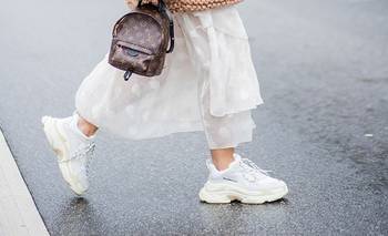 Moda 2026: las zapatillas plateadas y el cuero retro destronan al blanco | Moda