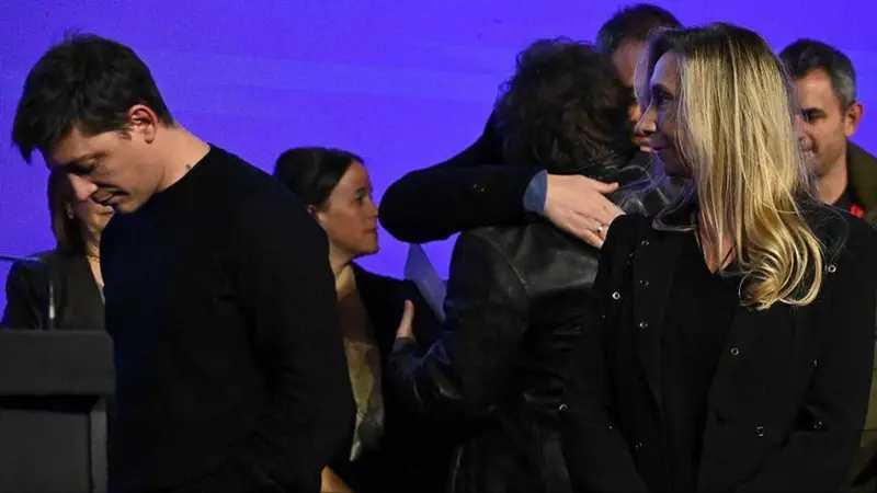 Karina rodea a Santiago Caputo: controlará la SIDE, puso una cámara en su despacho y lo aleja de la mesa política