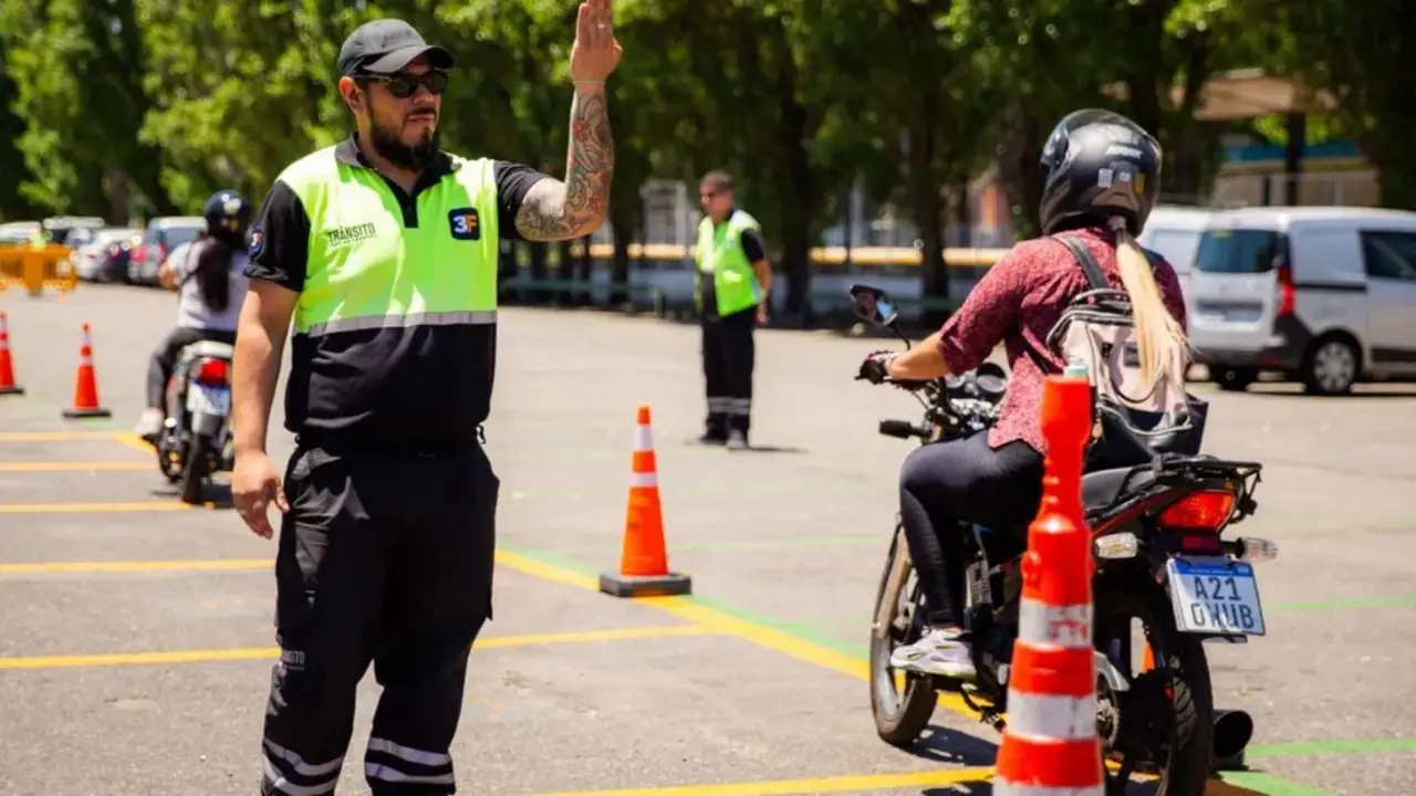 Atención motociclistas: lanzan una nueva matrícula nacional obligatoria para poder dar clases