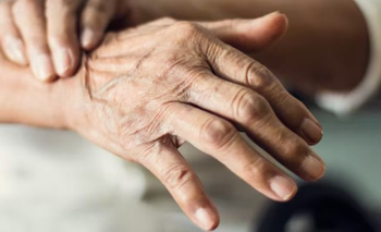 El primer síntoma para detectar el Parkinson: a qué prestarle atención, según especialista | Salud