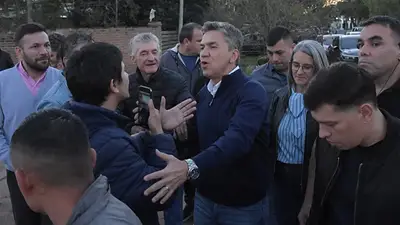 Zdero ataca la libertad de prensa: un periodista fue detenido por hacerle preguntas que incomodaron al gobernador Zdero ataca la libertad de prensa: un periodista fue detenido por hacerle preguntas que incomodaron al gobernador