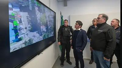Kicillof hace foco en la seguridad y supervisó un megaoperativo en Fuerte Apache Kicillof hace foco en la seguridad y supervisó un megaoperativo en Fuerte Apache