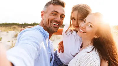 Familia sonriente vinculada a tratamientos de reproducción asistida en Ucrania Familia sonriente vinculada a tratamientos de reproducción asistida en Ucrania