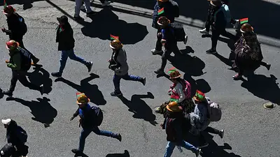 Mineros bolivianos se enfrentan a la policía y explosiones sacuden La Paz Mineros bolivianos se enfrentan a la policía y explosiones sacuden La Paz