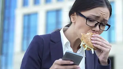 Persona comiendo. Persona comiendo.