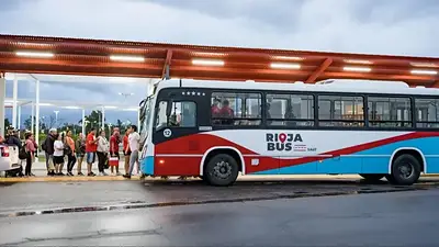 Quintela entregó 3000 boletos universitarios gratuitos y reforzó el apoyo a los estudiantes en La Rioja Quintela entregó 3000 boletos universitarios gratuitos y reforzó el apoyo a los estudiantes en La Rioja