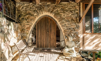 La casa hecha de piedras volcánicas en un pueblo australiano | Casas