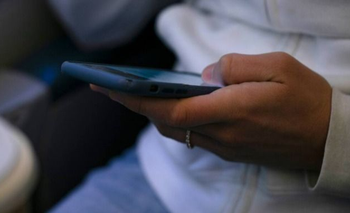 Cayó un docente acusado de sacar fotos sexuales a alumnas y a su propia hija | Monte grande