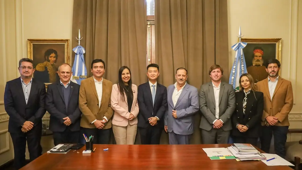 "Es el camino correcto": Quintela firmó un acuerdo con Huawei para capacitar profesionales en inteligencia artificial