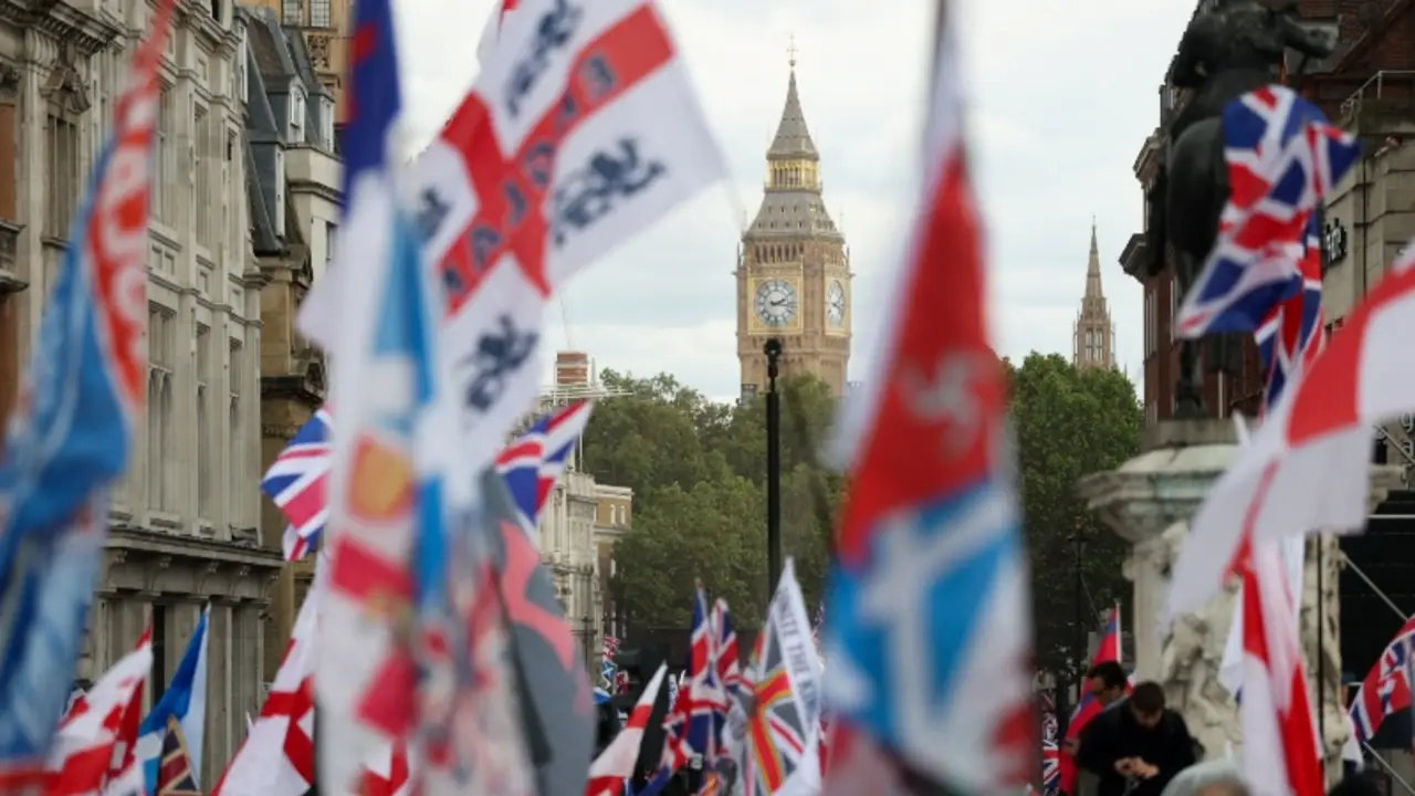 Decenas de miles de personas se manifiestan en Londres en protestas distintas sobre inmigración y apoyo a Palestina