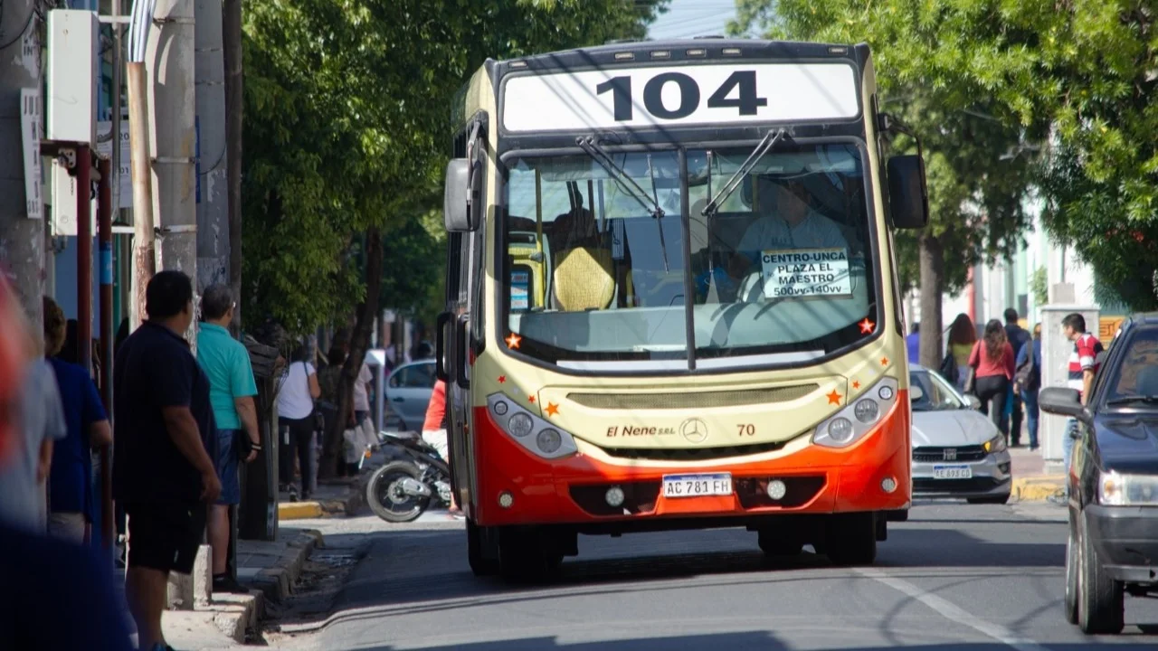 El transporte de Catamarca no aguanta el ajuste: choferes de una línea clave siguen sin cobrar y van a fondo con los reclamos