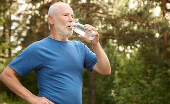Tercera edad: cuánta agua hay que consumir para prevenir el Alzheimer, según especialistas | Salud