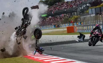El impactante accidente que paralizó el Moto GP de Cataluña | Motociclismo