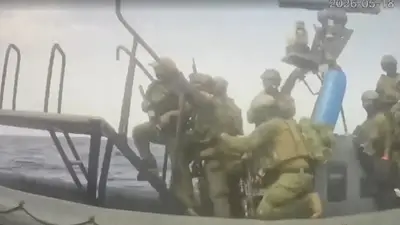 La flotilla de ayuda a Gaza dice que las fuerzas israelíes abordaron un barco La flotilla de ayuda a Gaza dice que las fuerzas israelíes abordaron un barco