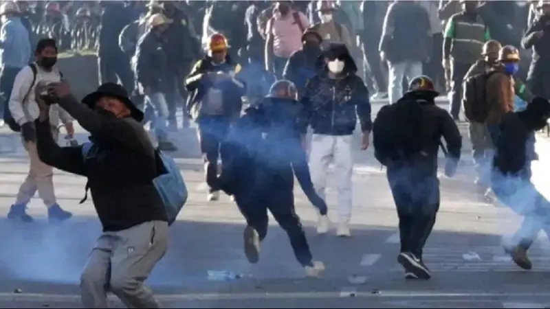 Giro a la derecha y represión en Bolivia: protestas y bloqueos acorralan al gobierno de Paz