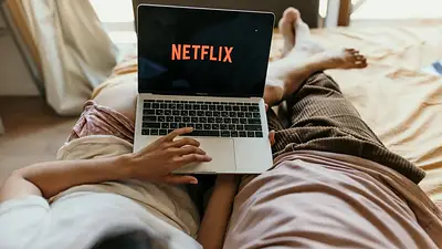 Pareja ve Netflix en la cama Pareja ve Netflix en la cama